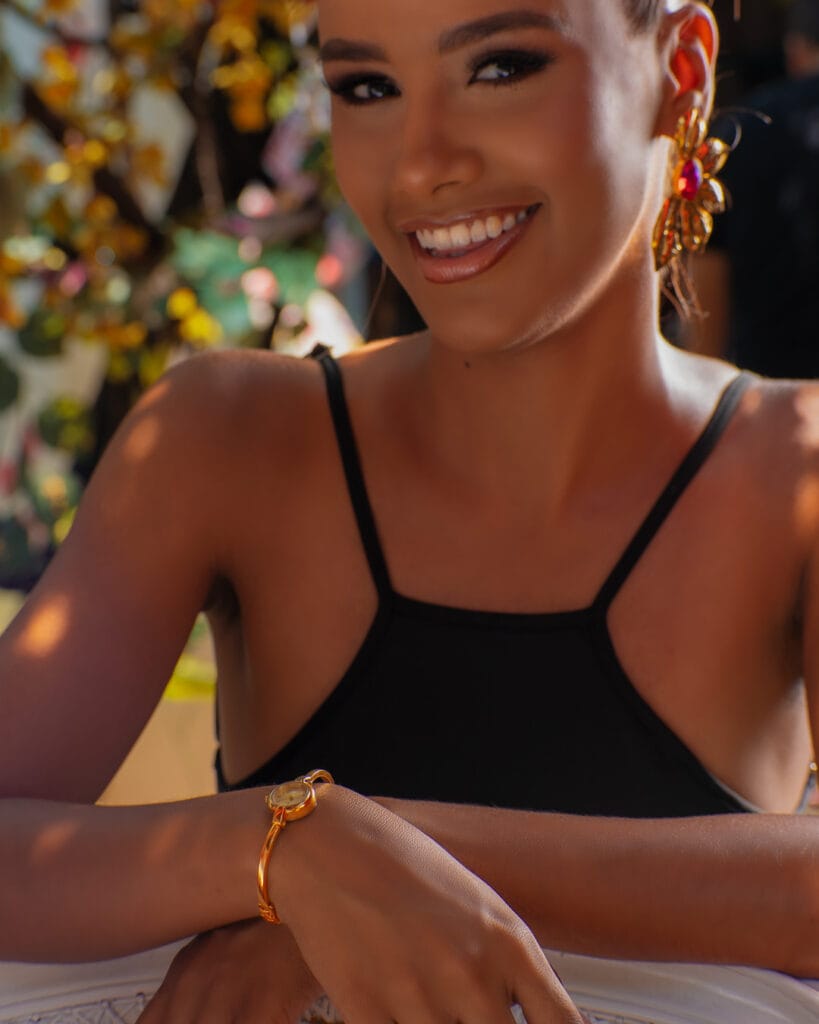 Candidata a Miss Universe Huila posa con un reloj Loix luciendo el mejor estilo