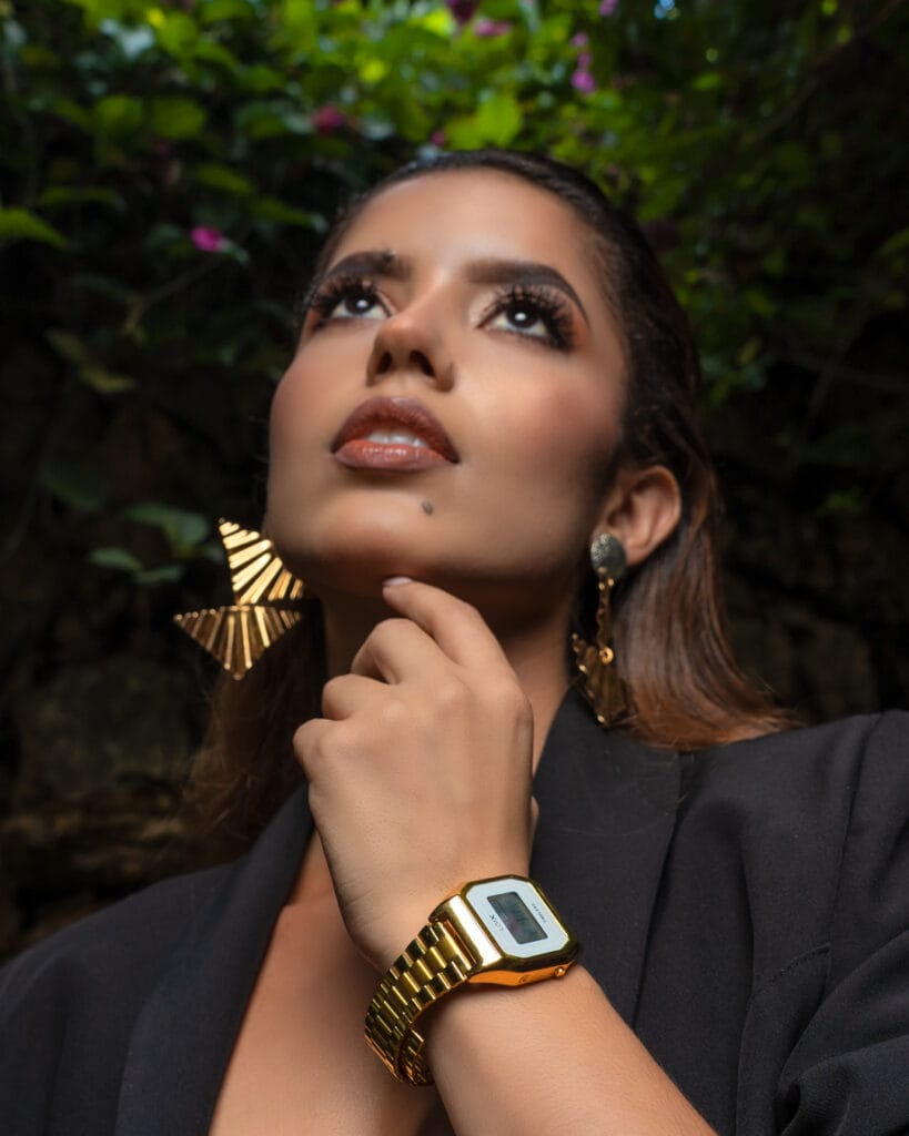 Candidata a Miss Universe Huila posa con un reloj Loix luciendo el mejor estilo