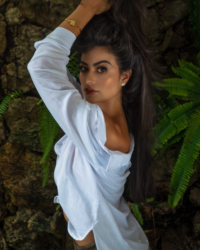 Candidata a Miss Universe Huila posa con un reloj Loix luciendo el mejor estilo